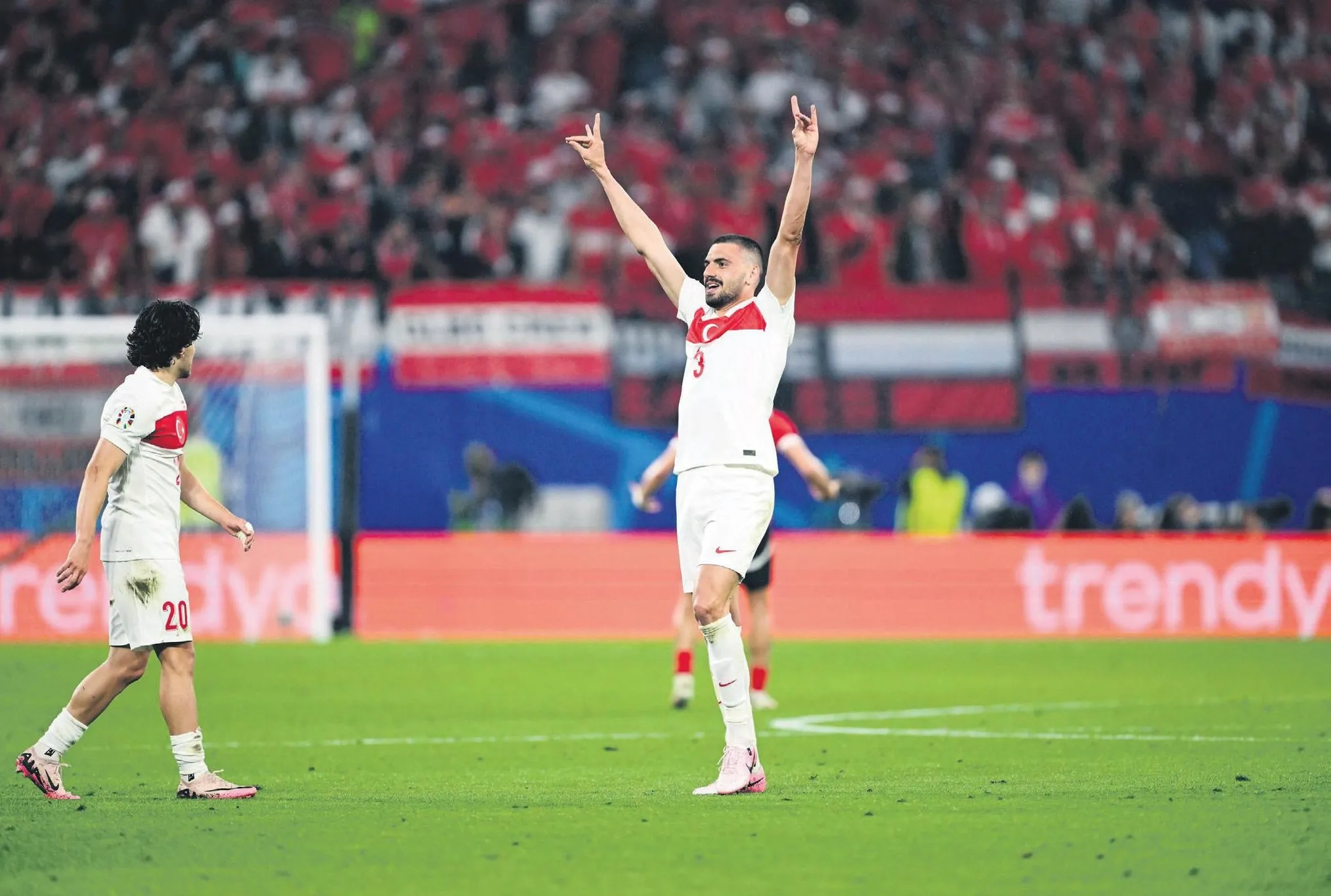 2 gol attı işareti çaktı Thomas sahaya çıktı