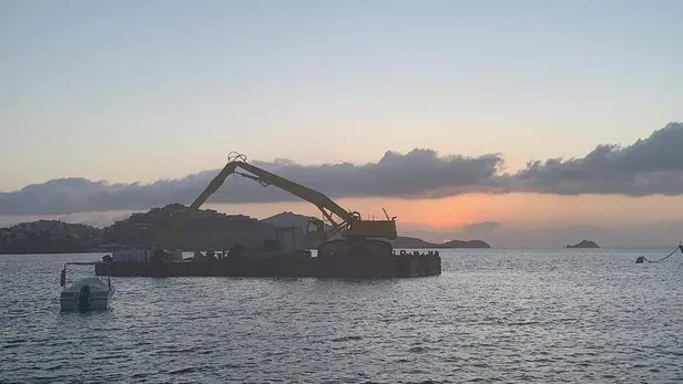 bodrum-yalikavakta-bir-garip-olay-kepce-denize-daldi-1590178603727.jpeg Bodrum Yalıkavak’ta bir garip olay! Kepçe denize daldı-1