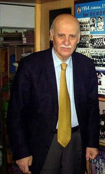 1658775030959.jpeg Türk futbol tarihinin akışını değiştiren, şampiyonluğu ilk kez İstanbul dışına taşıyan büyük efsane Ahmet Suat Özyazıcı-2