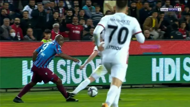 gaziantep-fk-trabzonspor-macinda-tartismali-pozisyon-erman-toroglundan-kirmizi-kart-yorumu-1649539863193.jpeg Gaziantep FK - Trabzonspor maçında tartışmalı pozisyon! Erman Toroğlu'ndan 'kırmızı kart' yorumu...-3