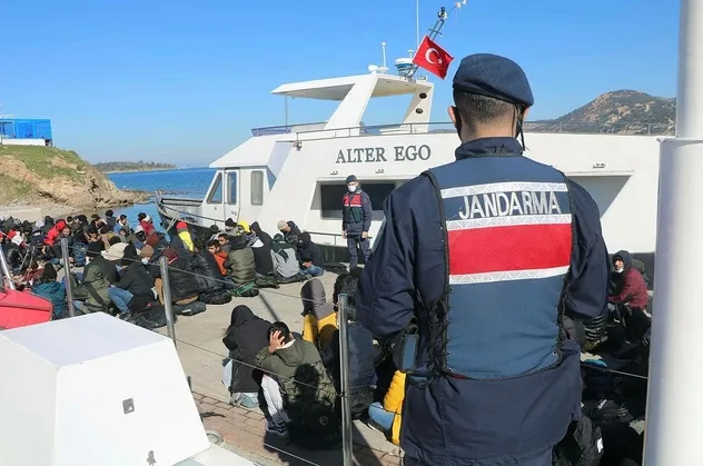 Son dakika: İzmir'de İHA destekli göçmen operasyonu: 226 göçmen ile 10 insan kaçakçısı yakalandı