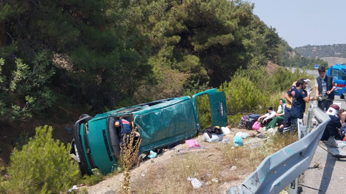Sivas'ta minibüs devrildi: 13 yaralı