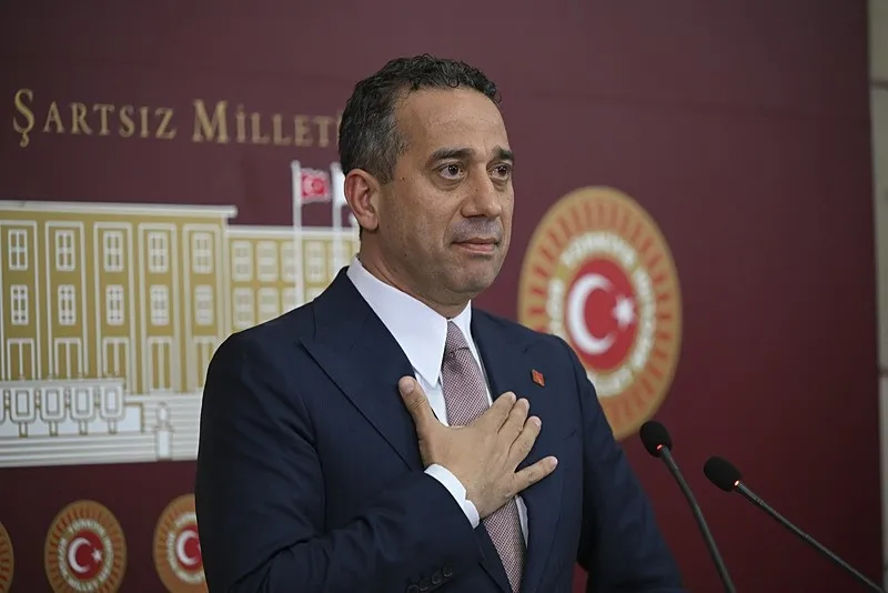 ozgur-ozel-veli-agbaba-ve-ali-mahir-basaririn-yat-sizintisinin-arkasindaki-guc-savasi-vesayetten-kurtulmak-ist-1777708501471.jpeg Özgür Özel, Veli Ağbaba ve Ali Mahir Başarır'ın yat sızıntısının arkasındaki güç savaşı: Vesayetten kurtulmak istiyor-5