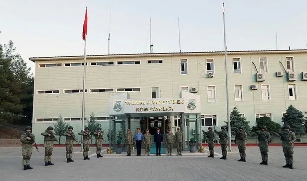 Bakanı Akar'dan sınırda Mehmetçik'e talimat: "Terörist neredeyse hedefiniz orası"-3