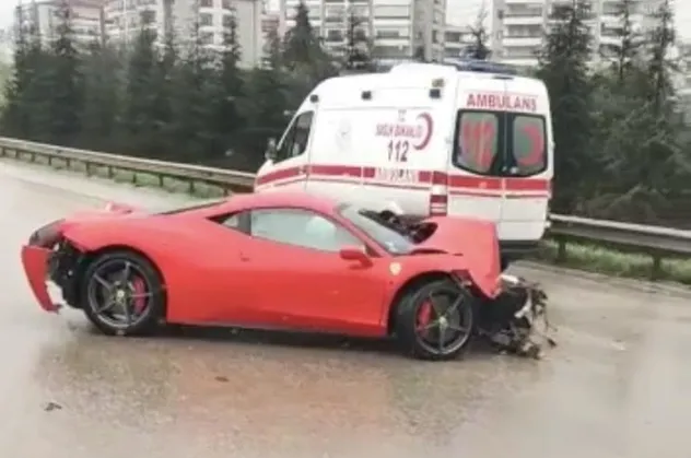 Bursa'da 7 milyon TL’lik Ferrari marka araç bariyerlere çarptı! Lüks aracın önceki ve sonraki hali...