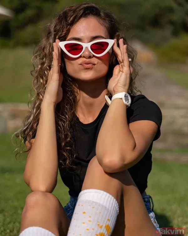 Survivor Batuhan Karacakaya ile yakalanmıştı! Aleyna Çalışkan mini şortunu çekip kendini çimlere attı! Demet Akalın tepkisiz kalmadı - 7