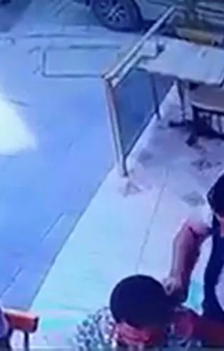 Esenyurt'ta dehşet anları! Husumetlisinin kulağını kesti! O anlar saniye saniye kaydedildi