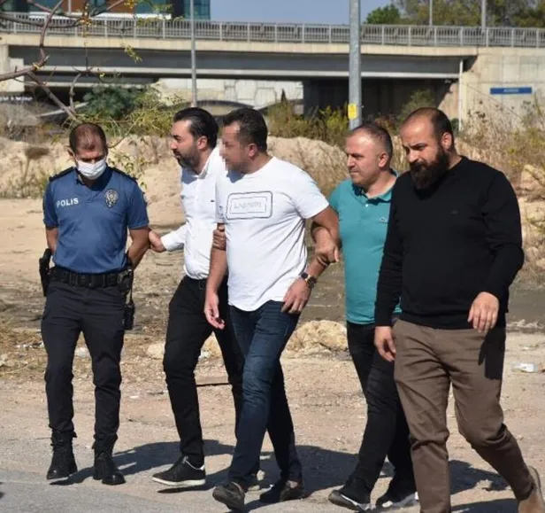 namluyu-boynuna-dayadi-yanina-kimseyi-yaklastirmadi-1605008604402.jpg Antalya'da dehşet anları! Namluyu boynuna dayadı, yanına kimseyi yaklaştırmadı...-4