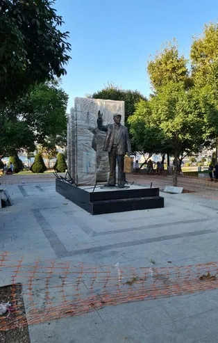 Heykel belediyeciliğinde bugün! Bakanlık "Emirler Mescidi korunsun" dedi, CHP'li İBB alana heykel dikti