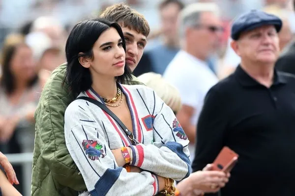Dünyaca ünlü şarkıcı Dua Lipa'ya kaynana şoku: Anwar Hadid'in annesi Yolanda Hadid kesti!-3