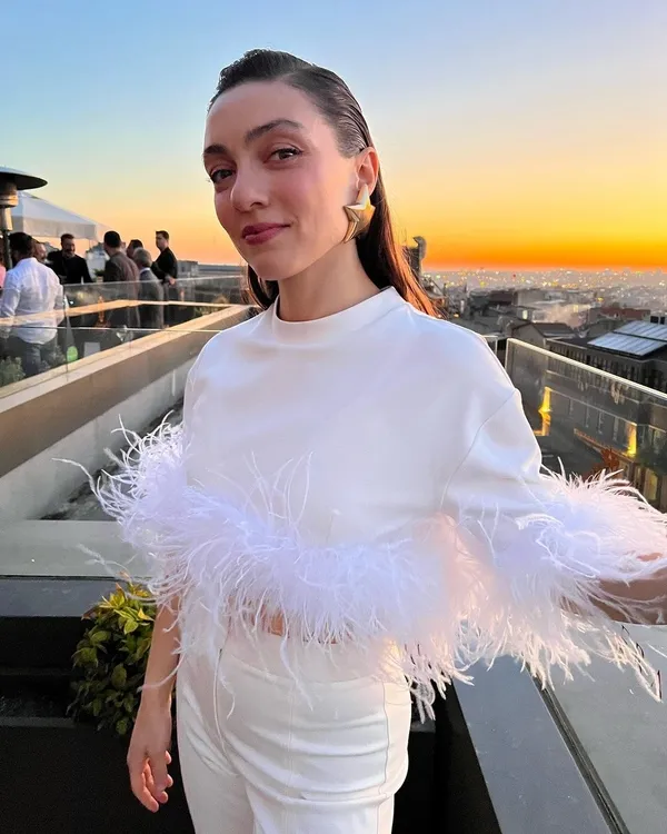 merve-dizdar-siyahlar-icinde-bacak-dekoltesi-verdi-sandalyesine-yayilip-sosyal-medyayi-salladi-masumlar-apartm-1669837748446.jpg Merve Dizdar siyahlar içinde bacak dekoltesi verdi! Sandalyesine yayılıp sosyal medyayı salladı! Masumlar Apartmanı’nın Gülben’iydi...-5