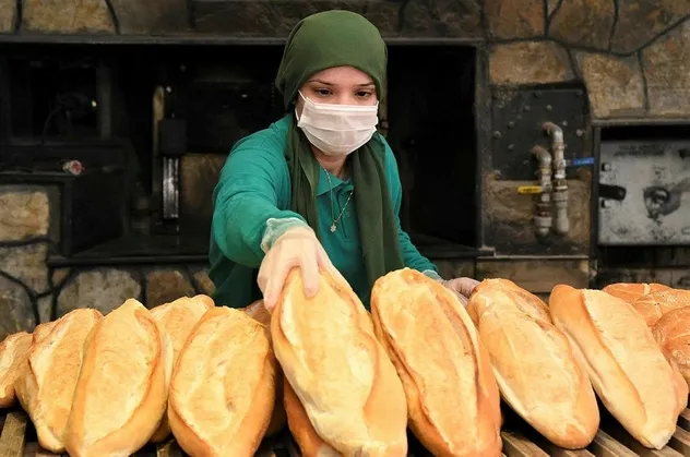 Ekmekten ve paradan koronavirüs bulaşır mı? Enfeksiyon hastalıkları uzmanı A Haber canlı yayınında uyardı