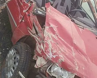 Tıra arkadan çarpan otomobil hurdaya döndü: 2 yaralı