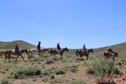 Hakkari’de berivanlar her gün süt sağmak için at sırtında 10 kilometre yolculuk yapıyor
