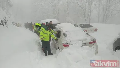 Pakistan’da facia! Kar yağışı sonrası mahsur kalan 21 kişi araçlarında dondu...