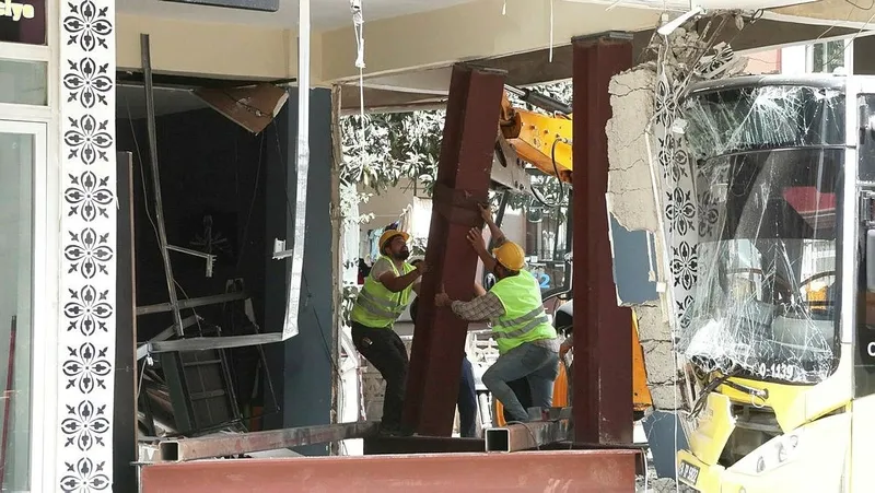Pendik'te İETT otobüsü berber dükkanına girdi: 6 yaralı | Yıkım çalışmaları başladı! Kaza anı kamerada-11