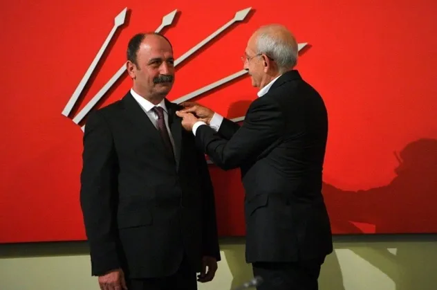 Bu da CHP'ye Kandil'den "ithal" danışman! Kemal Kılıçdaroğlu'nun rozet taktığı Nuşirevan Elçi'nin PKK ve Abdullah Öcalan paylaşımları ortaya çıktı