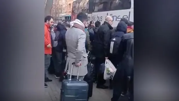 ukraynadaki-turk-vatandaslari-tahliye-ediliyor-konsolosluk-otobus-ayarladi-istanbula-geliyorlar-1645813320419.jpeg Ukrayna'daki Türk vatandaşları tahliye ediliyor: Konsolosluk otobüs ayarladı İstanbul'a geliyorlar-4