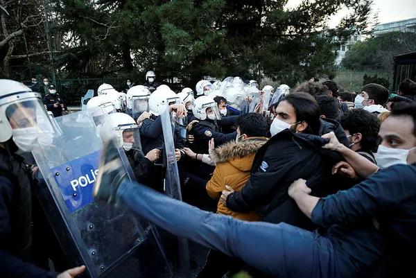 son-dakika-bogazici-universitesindeki-polislere-saldiriya-sert-tepki-1609836655203.jpg
