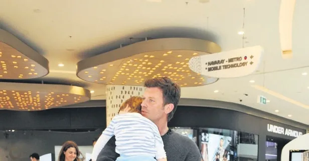 Hayranlarının yoğun ilgisiyle karşılaşan Kıvanç Tatlıtuğ'dan baba-oğul günü!