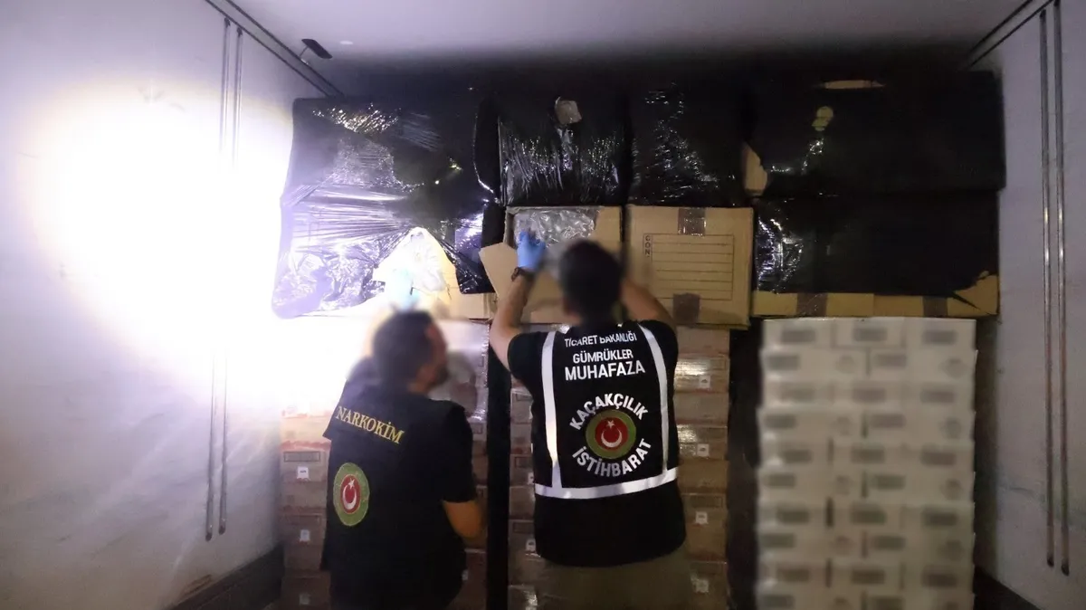 kapikulede-uyusturucu-operasyonu-tira-gizlenen-810-kilogram-esrar-ele-gecirildi-1786947004452.jpeg Kapıkule'de uyuşturucu operasyonu: TIR'a gizlenen 810 kilogram esrar ele geçirildi-4
