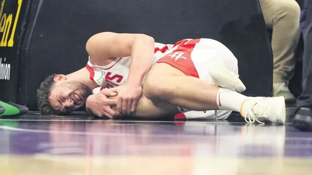 Alperen Şengün, Sacramento maçında dizi ve ayak bileğinden sakatlandı