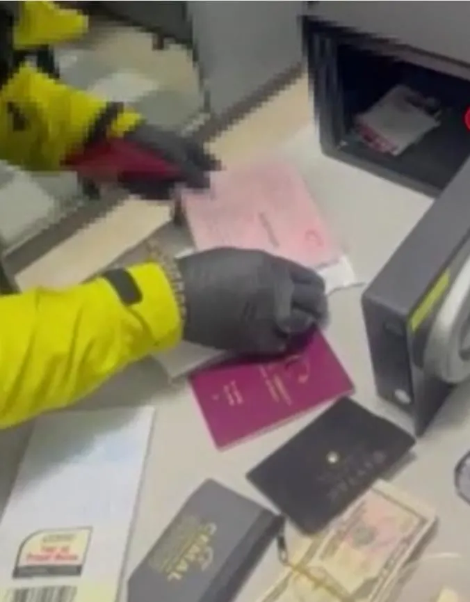 1-milyarlik-kara-para-dolasima-sokuldu-kapalicarsidan-8-ile-dolandiricilik-cetesi-36-gozalti-1745059161438.jpeg İstanbul merkezli 8 ilde dolandırıcılık ve kara para aklama operasyonu düzenlendi. Operasyonda 36 kişi gözaltın alındı (Fotoğraf: İHA)