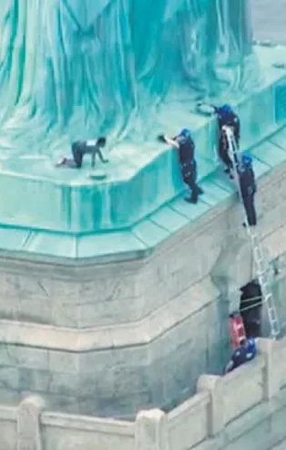 Özgürlük Heykeli’ne tırmanmaya çalıştı