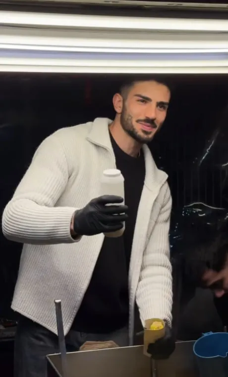 1776150580470.jpg "Yakışıklı Mısırcı" Alper Temel servet kazandı: Dünyanın dört bir yanından ilgi-2