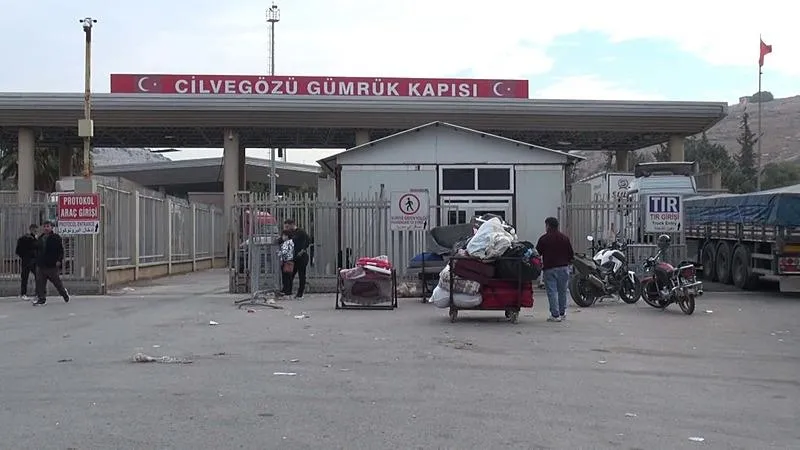 Hatay'ın Reyhanlı ilçesi, Cilvegözü Gümrük Kapısı'ndan, Suriyelilerin Halep'e gidişi devan ediyor. (DHA)