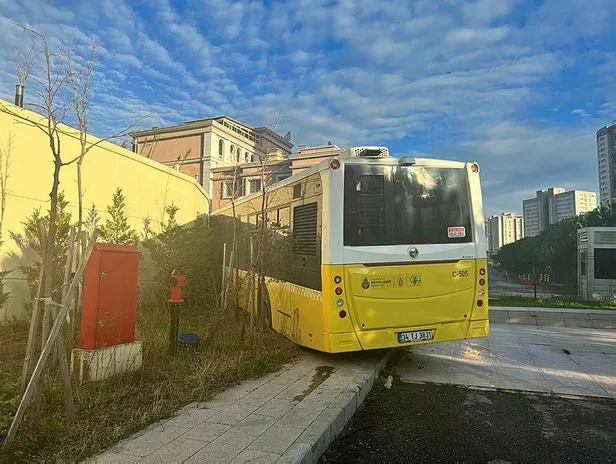 istanbulda-yine-iett-faciasi-atasehirde-freni-bosalan-iett-otobusu-duvara-carparak-durabildi-1639924396827.jpeg