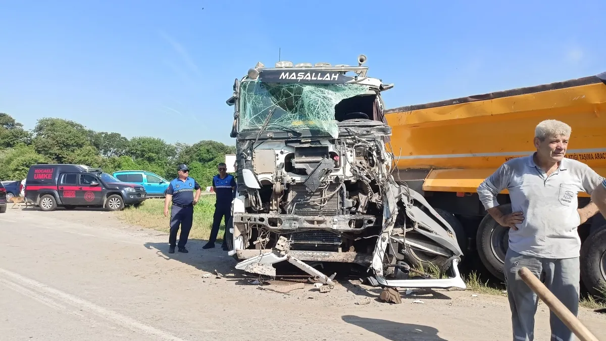 Kocaeli'de feci kaza! İşçi servisi ile kamyon çarpıştı: 20 yaralı