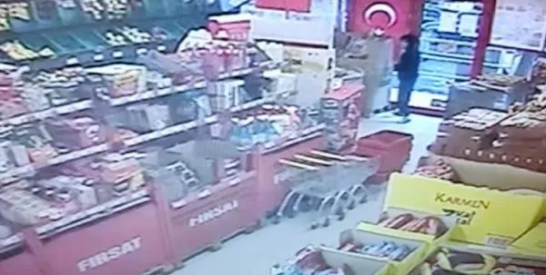 Markete giren çocuğun Türk bayrağı hassasiyeti: Geri dönüp öptü! O anlar kamerada-3