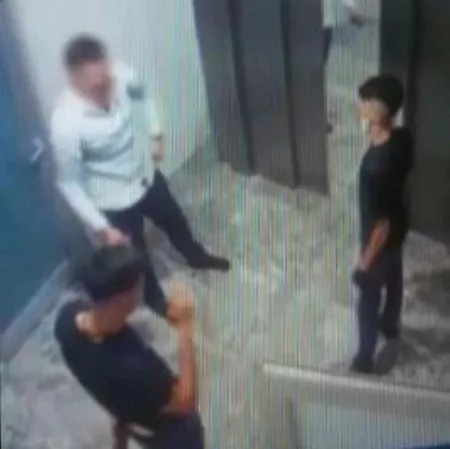 Kadıköy'de park halindeki otomobili çalan şüphelilere yapılan operasyon kamerada-3