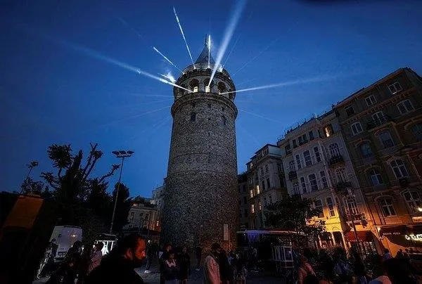 ayasofya-camii-ve-galata-kulesinde-sky-mapping-gosterisi-turkiyede-ilk-kez-uygulandi-1622317896728.jpeg
