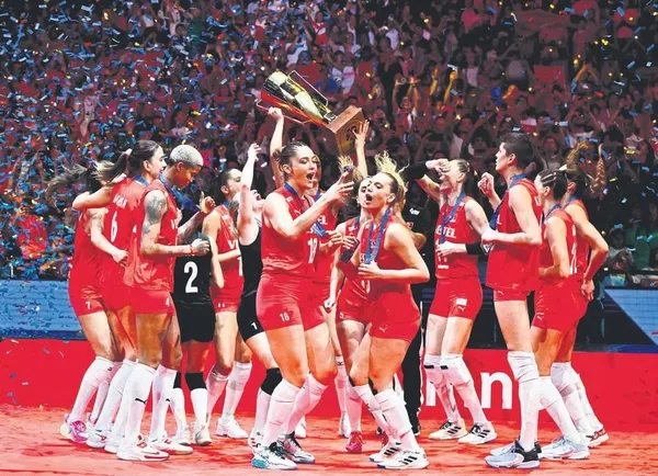 1693785319878.jpeg Göz bebeğimiz Filenin Sultanları bir kez daha Türkiye'nin gururu oldu! Sırbistan'a karşı 3-2'lik tarihi zafer-4