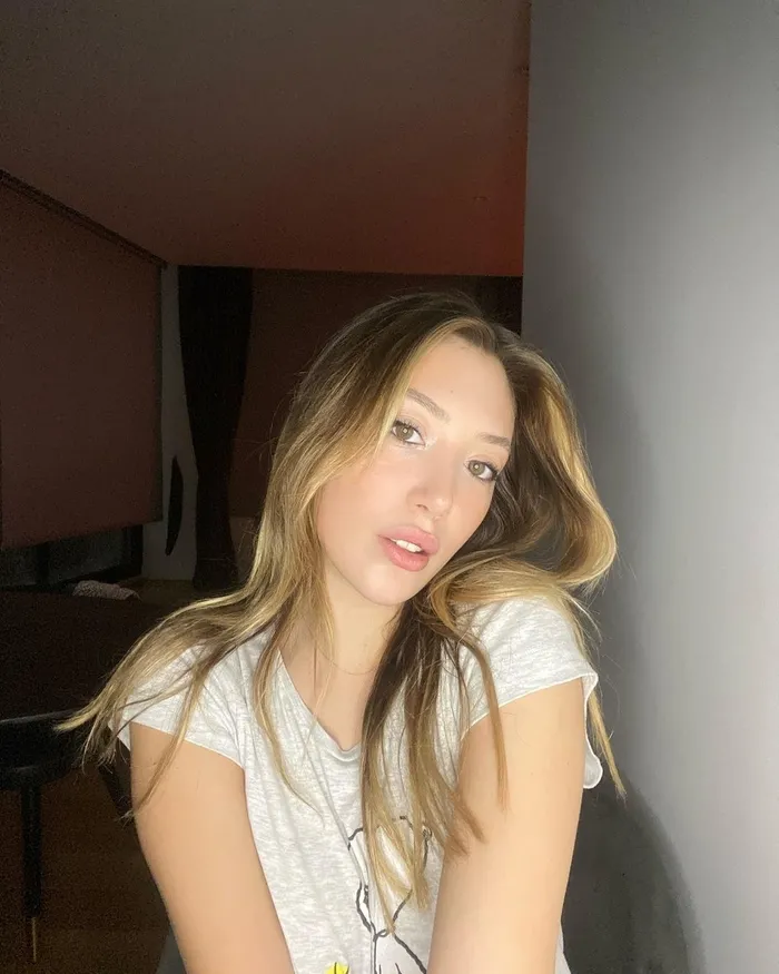 mehmet-ali-erbilin-kizi-yasmin-erbilden-havuzda-dudak-dudaga-kutlama-survivora-giden-yigit-poyraza-seslendi-be-1703577760413.jpg Mehmet Ali Erbil’in kızı Yasmin Erbil’den havuzda dudak dudağa kutlama! Survivor’a giden Yiğit Poyraz’a seslendi: Beni ve içimdeki çocuğu...-3