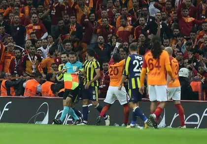 Galatasaray taraftarı hakeme yabancı maddeler attı