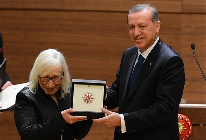 Başkan Erdoğan, Alev Alatlı'ya ödülünü vermişti (3 Aralık 2014)