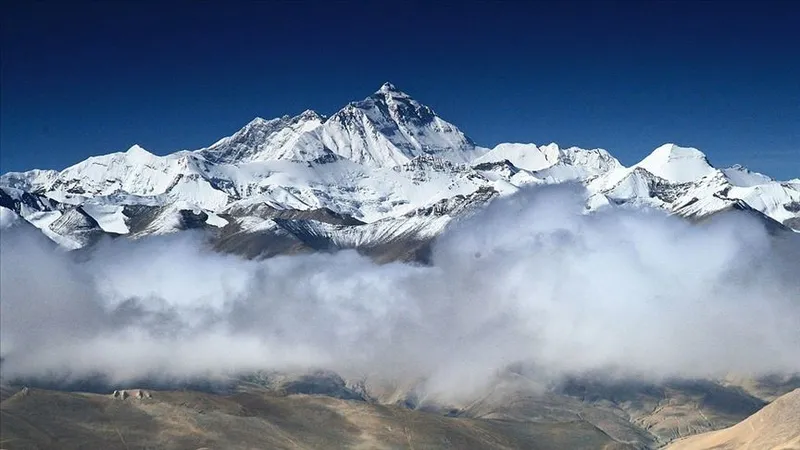 everest-yolunda-30-metrelik-engel-mahsur-kalan-yuzlerce-dagci-icin-yeni-rota-1777469995214.jpg Everest yolunda 30 metrelik engel: Mahsur kalan yüzlerce dağcı için yeni rota-6