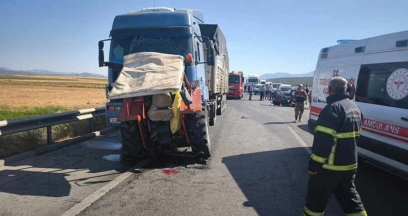Gaziantep'te feci kaza | TIR traktörü ikiye böldü: 2 yaralı (DHA)