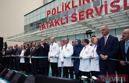Başkan Recep Tayyip Erdoğan, Antalya Şehir Hastanesi’nde tedavi gören hastaları ziyaret etti