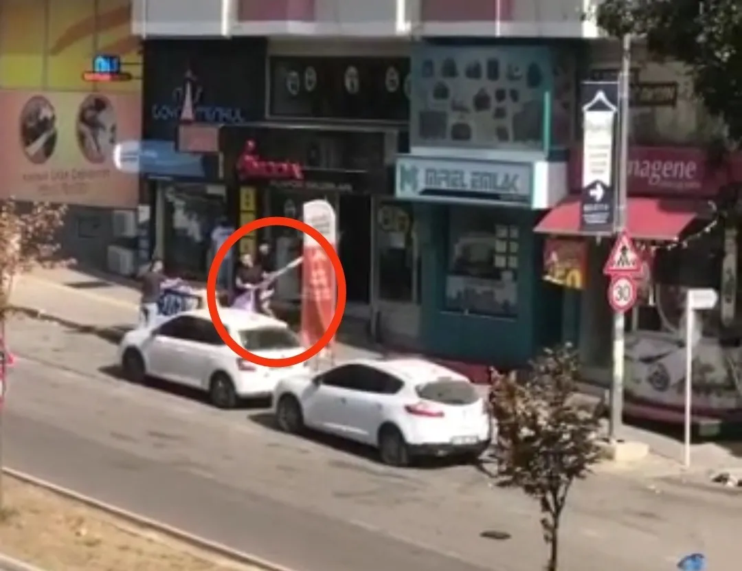 Husumetli iki grup flâmalarıyla kavga etti