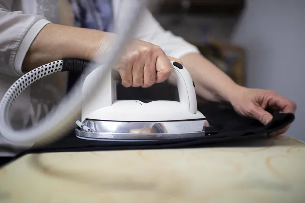 gomlek-pantolon-tisortleri-jilet-gibi-yapiyor-utusuz-kiyafet-derdine-son-tek-hamlede-dumduz-yapmanizi-saglayac-1702972411245.jpg Ütüsüz kıyafet derdine son! Gömlek, pantolon, tişörtleri jilet gibi yapıyor! Tek hamlede dümdüz yapmanızı sağlayacak-2