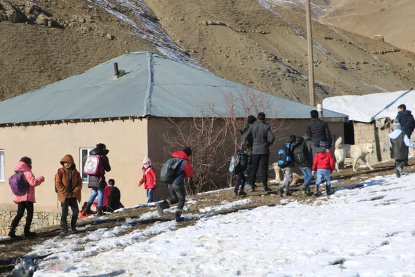 cep-telefonu-cekmeyince-canak-anten-metal-sini-ve-folyo-kagitlari-ile-baz-istasyonu-kurdu-1610085950647.jpg Cep telefonu çekmeyince çanak anten metal sini ve folyo kağıtları ile baz istasyonu kurdu-9