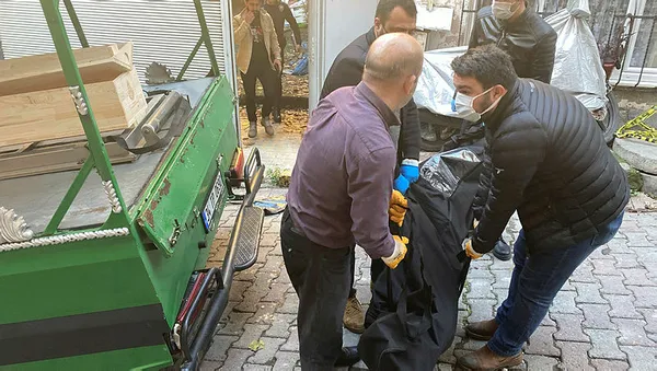 1638860546784.jpg Beyoğlu'nda korkunç olay! 60 yaşındaki adam bıçaklanarak öldürülmüş şekilde bulundu! Oğlu gözaltında-2