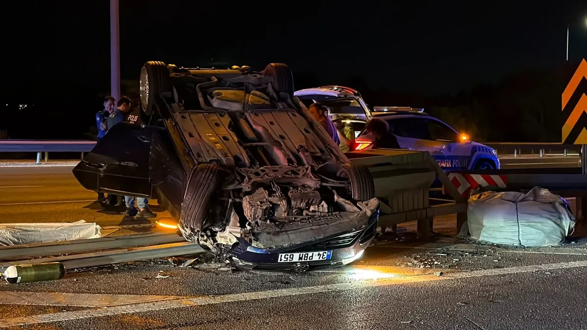 Beykoz’da minibüse çarpan otomobil takla atıp kaza yaptı: 1 ölü, 2 yaralı