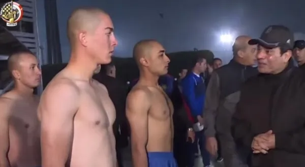 Mısır Ordusu'ndan sirk gösterisi! Gövde gösterisi yapayım derken rezil oldular-1