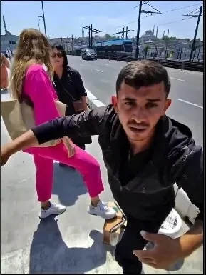 galata-koprusunde-turistlere-firca-oyunu-kamerada-1778865118286.jpeg Galata Köprüsü’nde turistlere fırça oyunu kamerada! Hayasızca hareket eden 2 şüpheli yakalandı-4