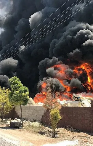 Son dakika: Gaziantep'te tekne yapımında kullanılan malzemelerin bulunduğu depoda yangın